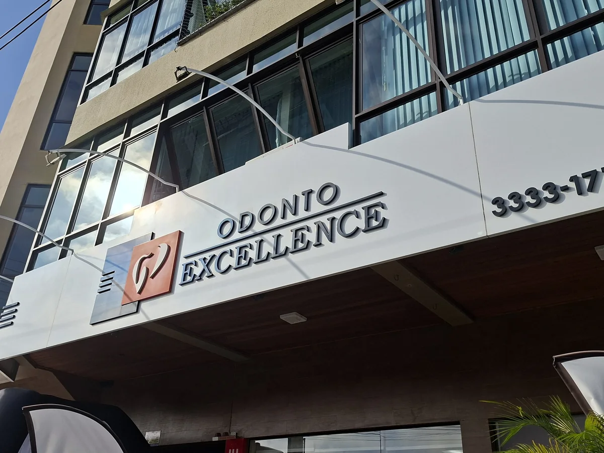 Letreiro da Odonto Excellence na fachada da unidade de Indaial